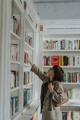 білі полички з книгами